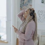 Минималистичное рабочее место с одним устройством для цифрового детокса