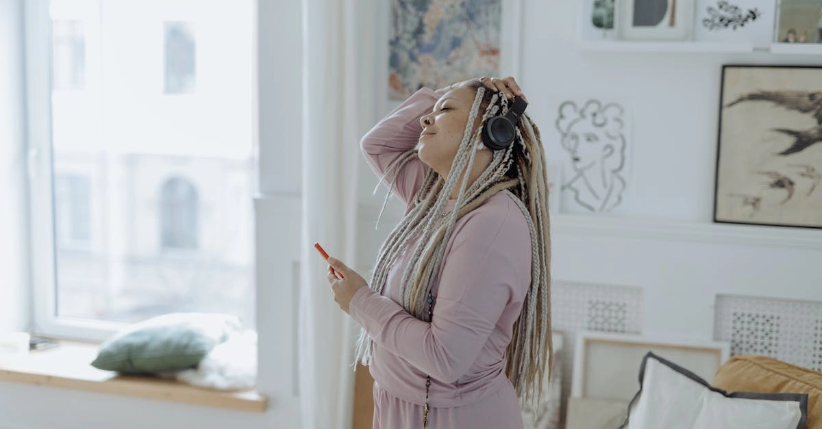 Минималистичное рабочее место с одним устройством для цифрового детокса