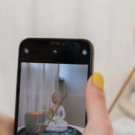 Минималистское рабочее место с ноутбуком символизирует осознанный подход