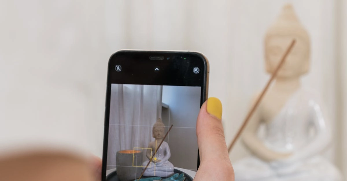 Минималистское рабочее место с ноутбуком символизирует осознанный подход